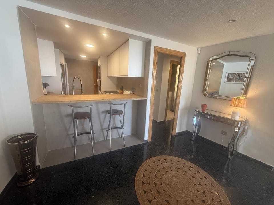 Kitchen or kitchenette, minibar
