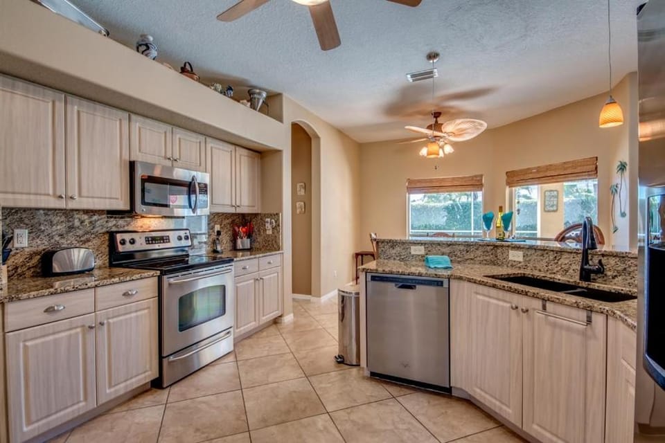 CoralVilla Harmony - heated pool, great location, BBQ grill House in Cape Coral