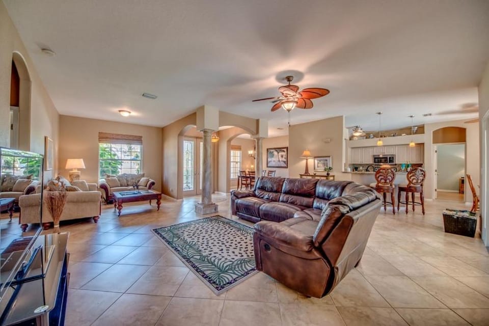 CoralVilla Harmony - heated pool, great location, BBQ grill House in Cape Coral