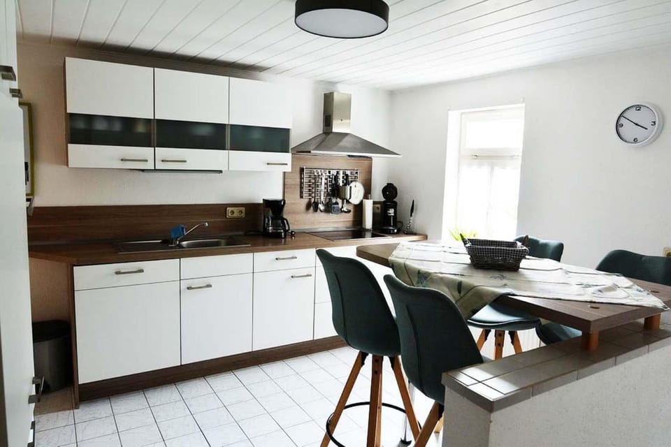 Kitchen or kitchenette, Seating area, stove