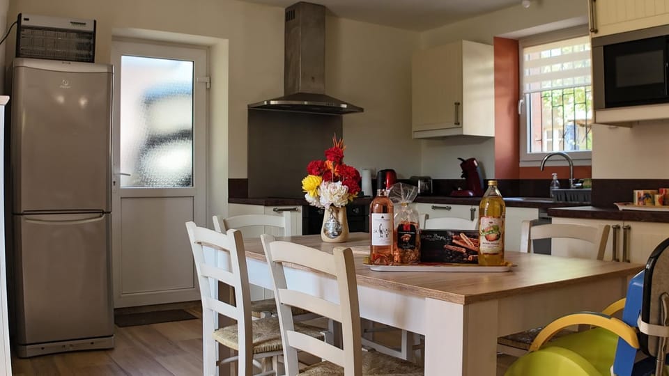 Property building, Kitchen or kitchenette, Living room
