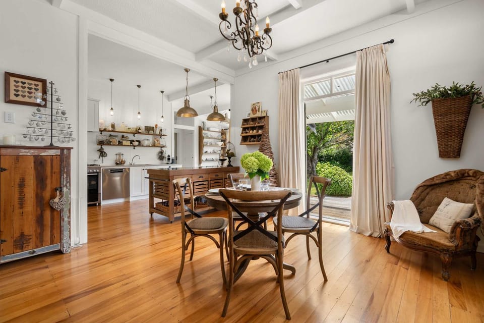 Elegant Character Villa - Walk to Claudelands House in Hamilton