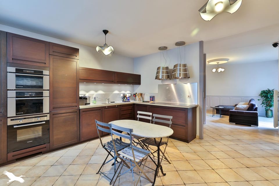 Coffee/tea facilities, Dining area, dishwasher, oven, toaster, kitchen