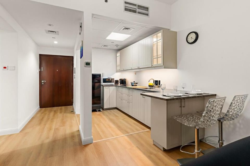 FIRST CLASS 1BR Urban Comfort in Vibrant JLT Apartment in Dubai
