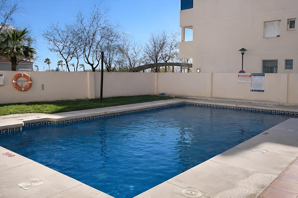 Property building, Day, Swimming pool
