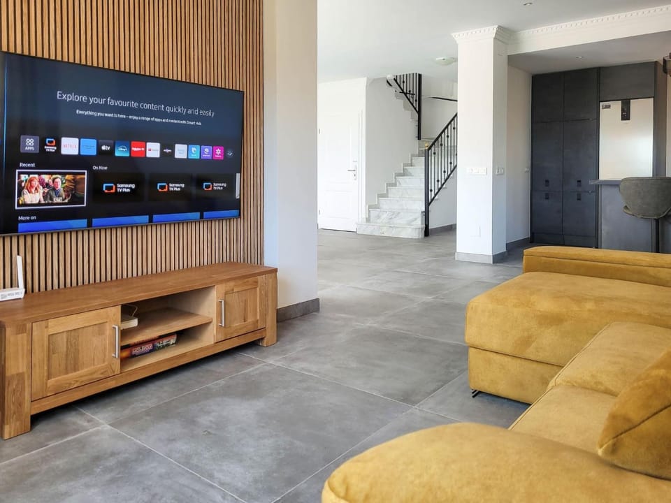 Communal lounge/ TV room, Living room