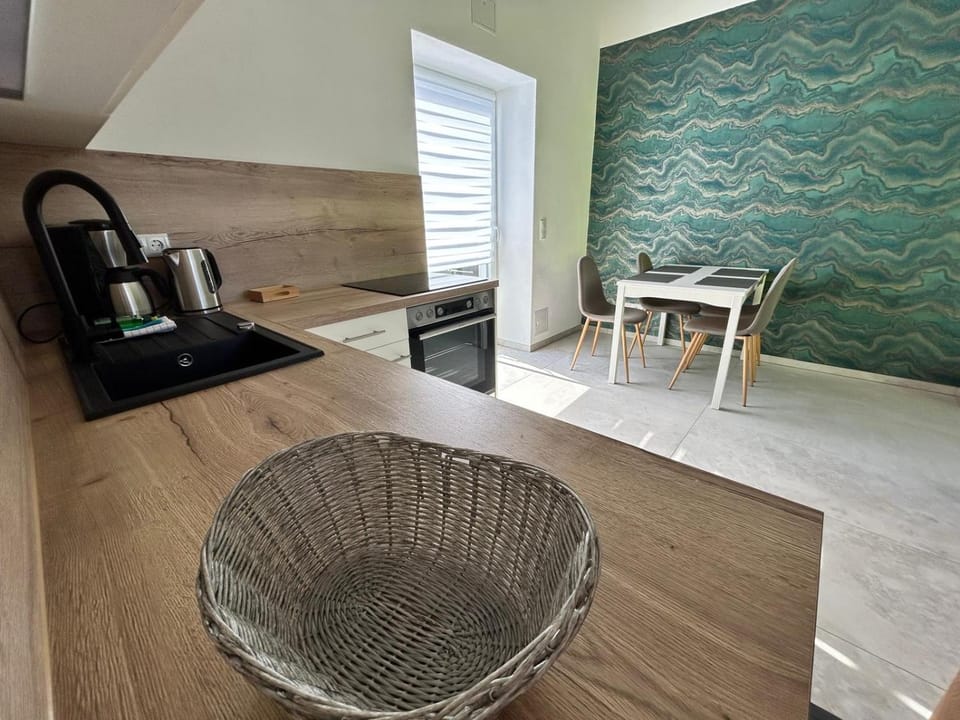 Coffee/tea facilities, Kitchen or kitchenette, Dining area, stove, toaster