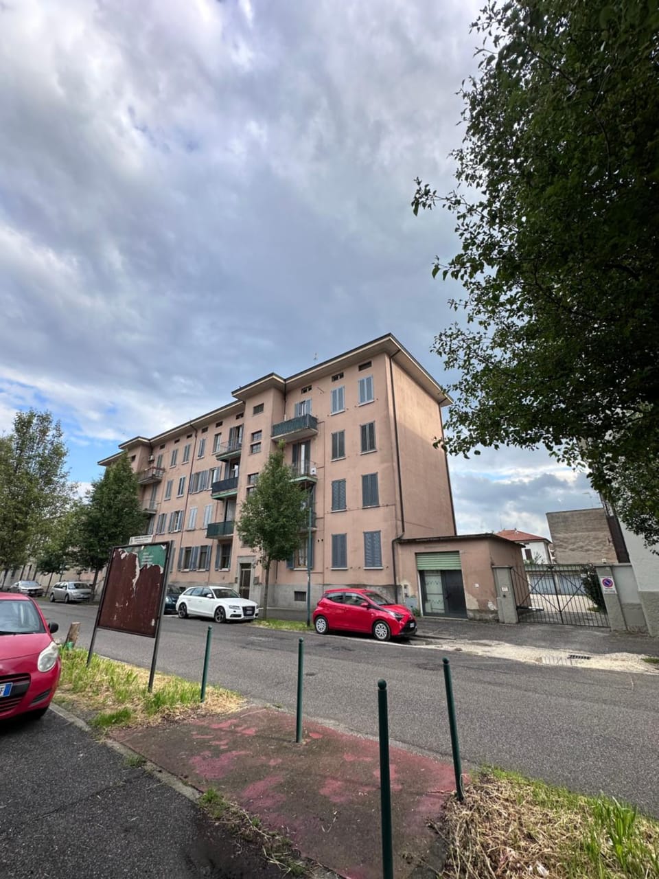 Property building, Facade/entrance, Day, Neighbourhood, Street view, Location, Parking
