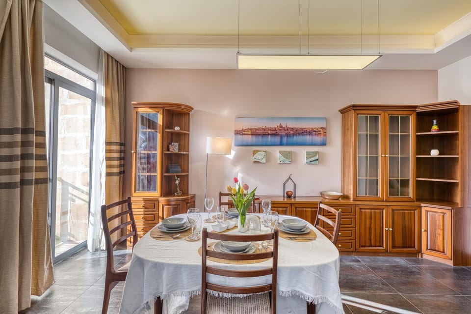 Seating area, Dining area
