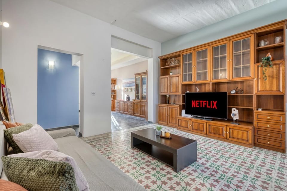 TV and multimedia, Kitchen or kitchenette, Living room, Seating area