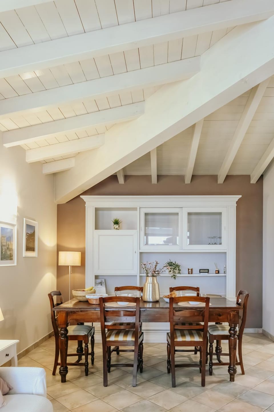 Kitchen or kitchenette, Seating area, Dining area