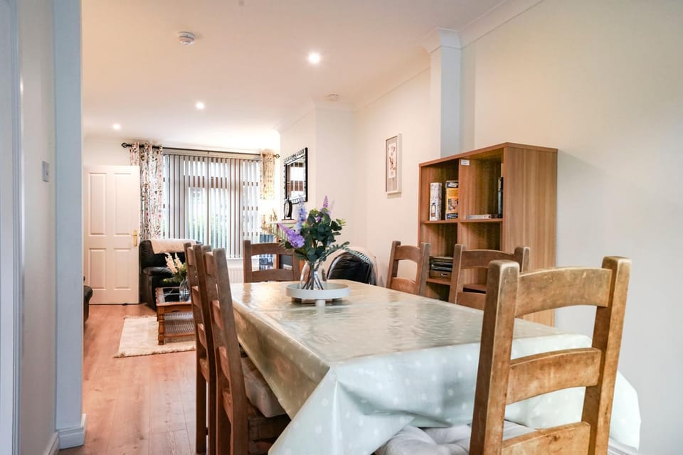 Kitchen or kitchenette, Living room, Other, Seating area, Dining area
