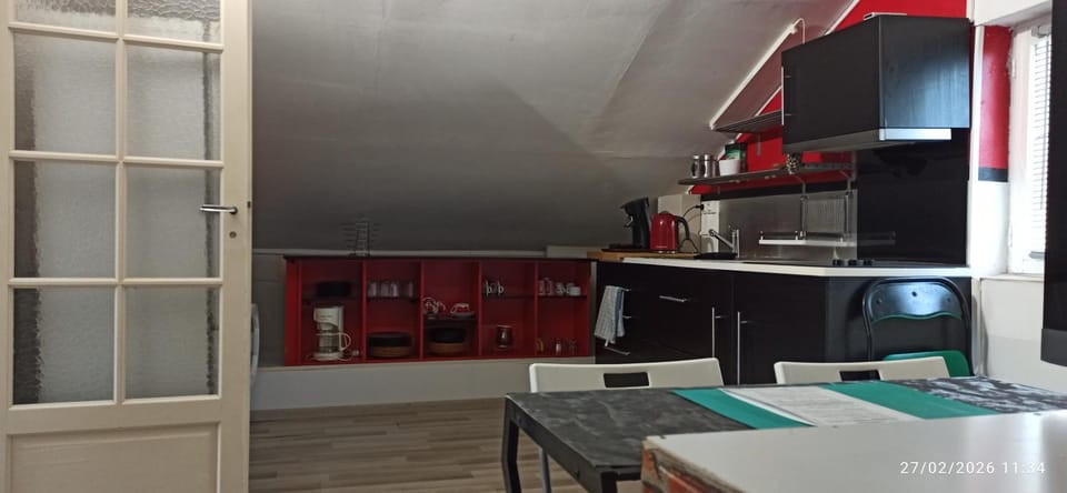 Kitchen or kitchenette, Dining area, stove