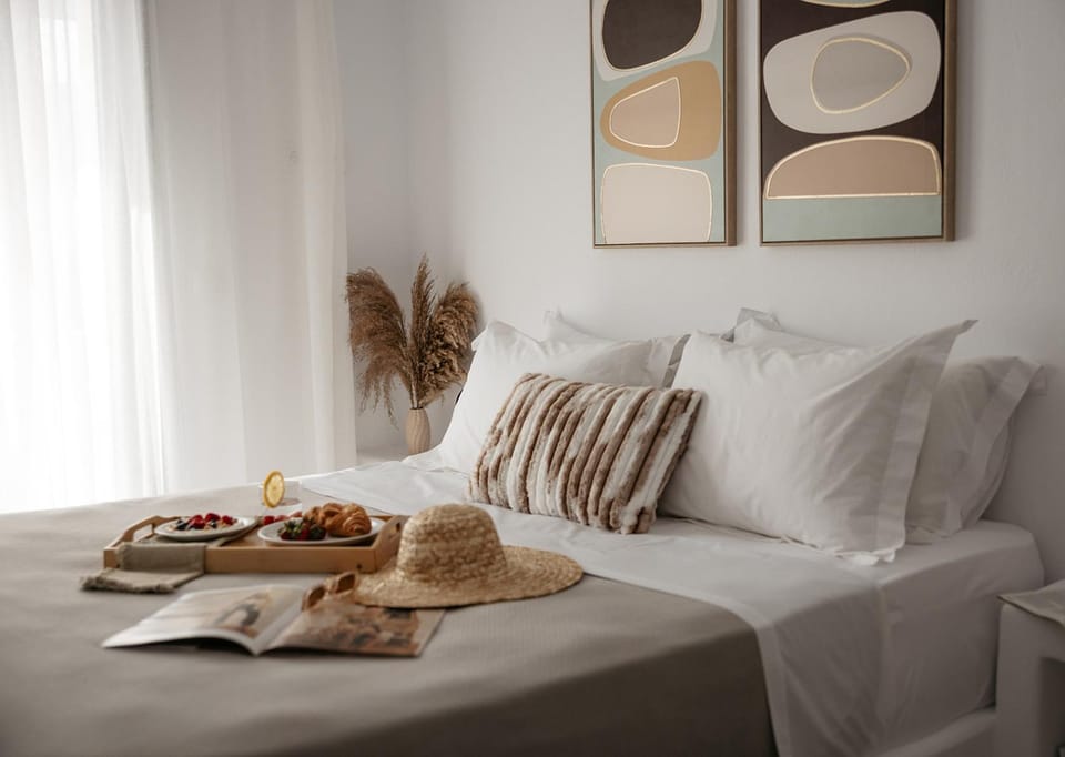 Bed, Food and drinks, Photo of the whole room, Bedroom