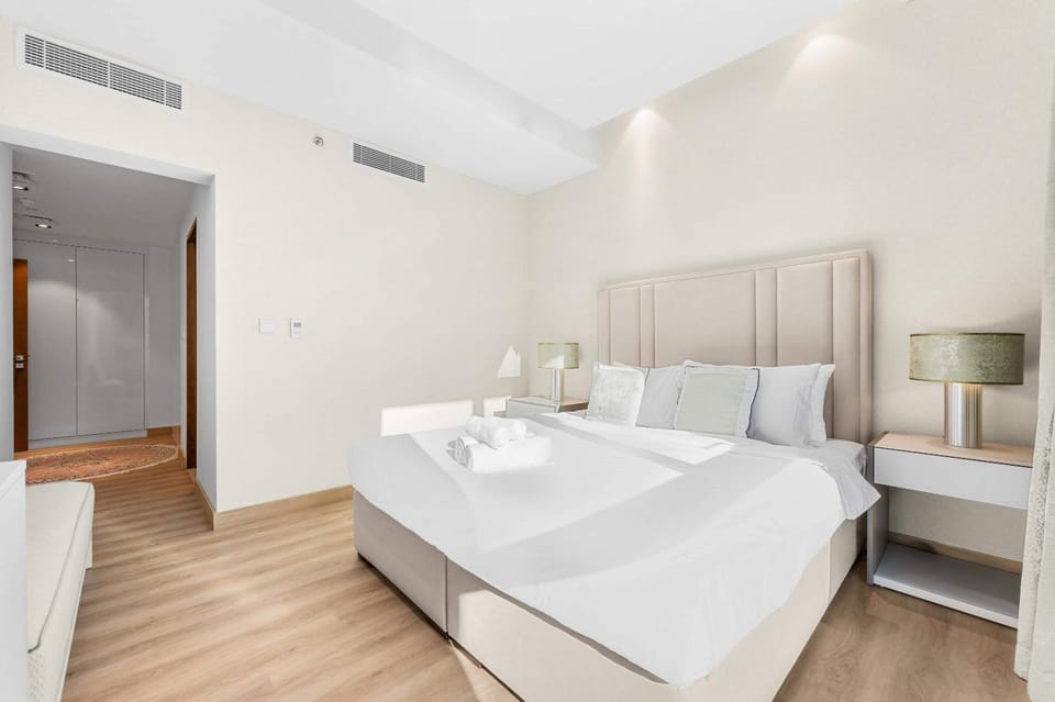 Free housekeeping visits during your stay - StayShort - Luxury 3BR Apartment in Meydan that Sleeps 5 Apartment in Dubai