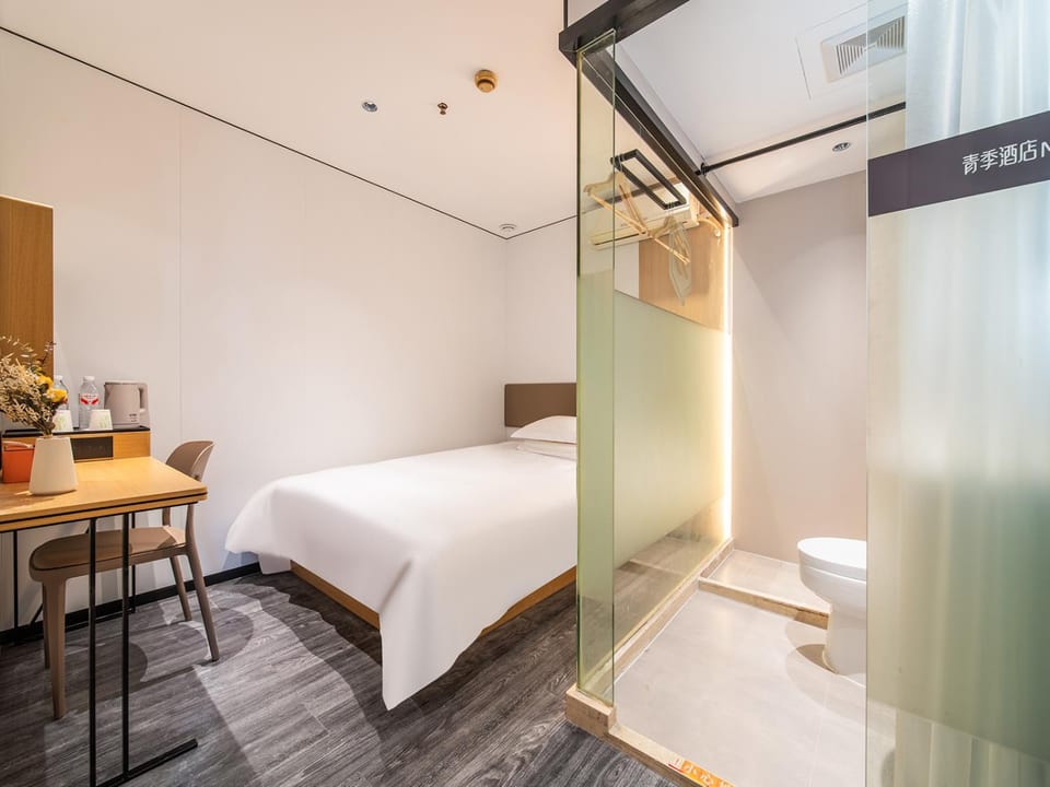 青季酒店MiNi上海虹桥机场国展中心沪青平公路店 Hotel in Shanghai