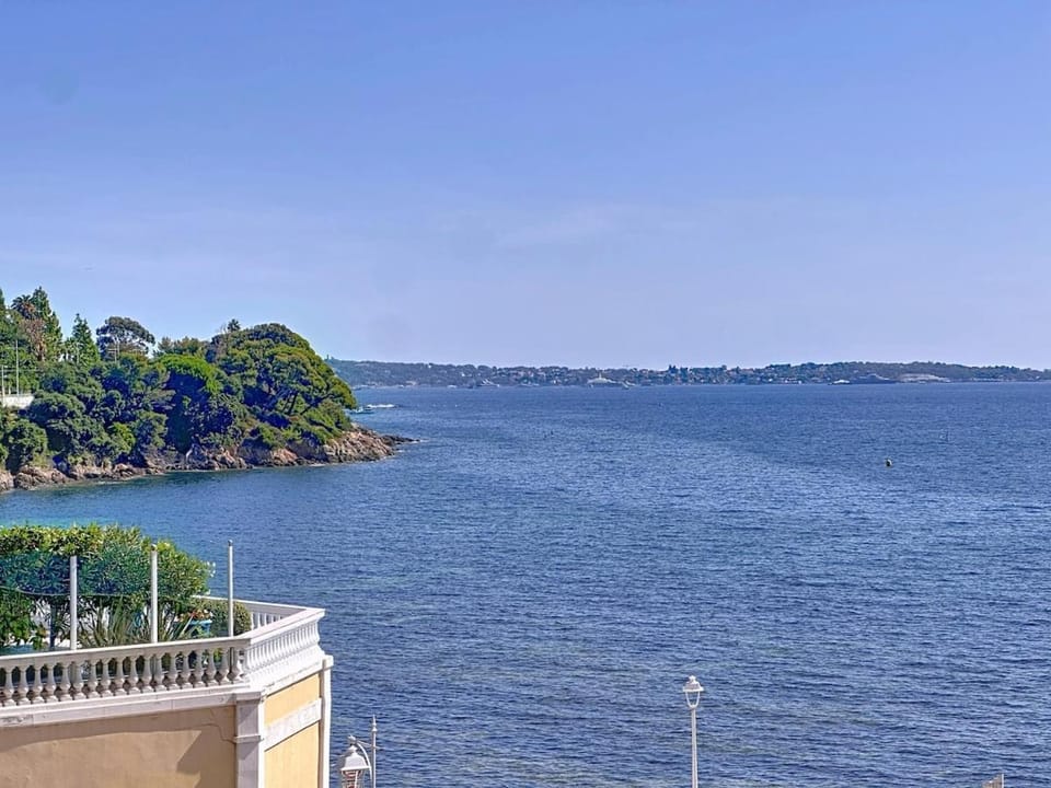 99m2 - au bord de l'eau, 2 chambres, Parking Apartment in Cannes