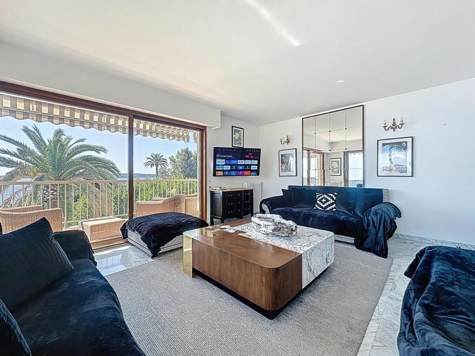 99m2 - au bord de l'eau, 2 chambres, Parking Apartment in Cannes