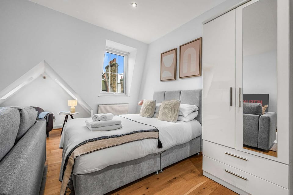 Skylit Top-Floor Studio - Soho - Sleeps 4 Apartment in City of Westminster