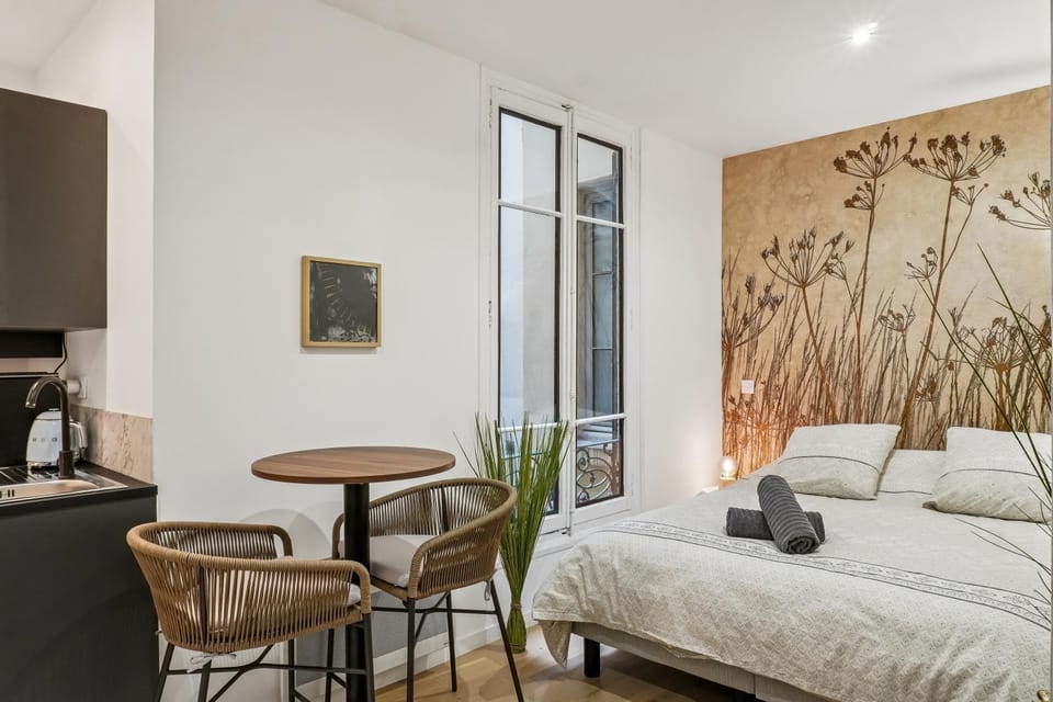 Bed, Dining area
