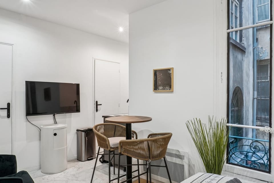 TV and multimedia, Living room, Seating area, Dining area