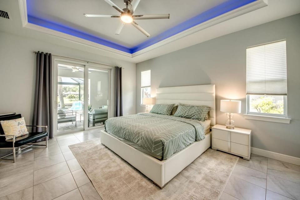 CoralVilla Endless Summer - with pool, spa, SUP, canoes, games, boat dock House in Cape Coral