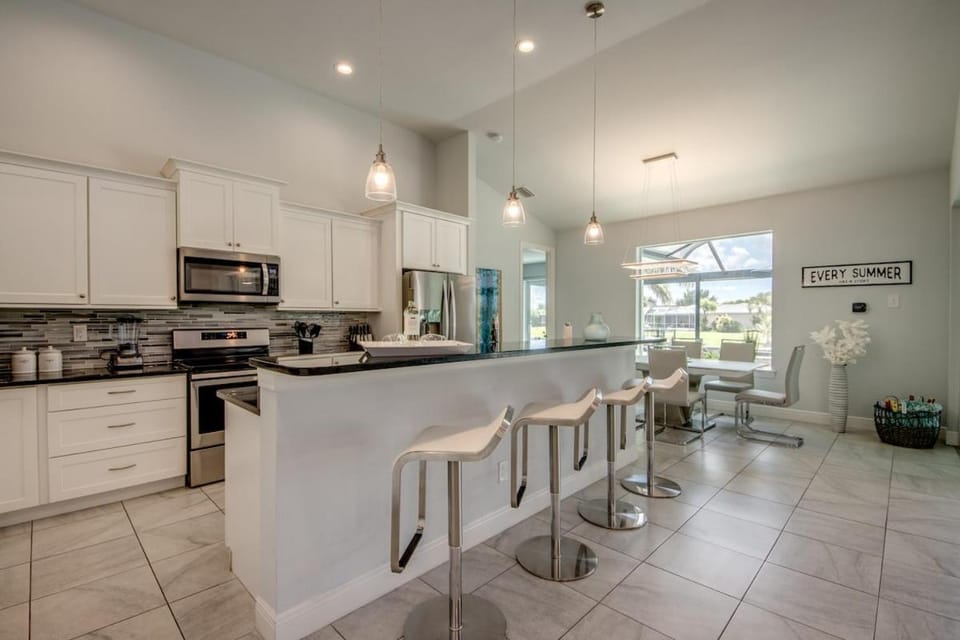 CoralVilla Endless Summer - with pool, spa, SUP, canoes, games, boat dock House in Cape Coral