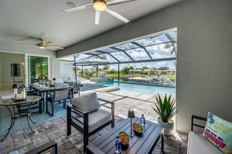 CoralVilla Endless Summer - with pool, spa, SUP, canoes, games, boat dock House in Cape Coral