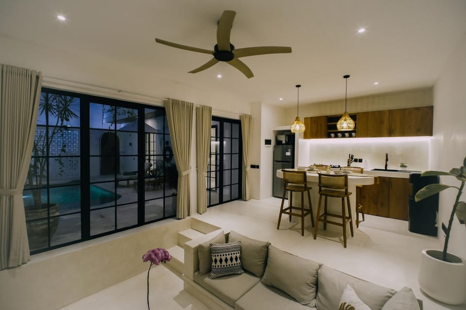 Kitchen or kitchenette, Seating area, Dining area