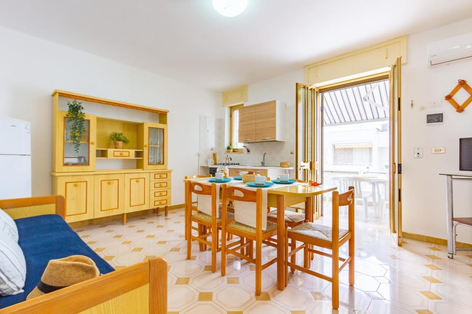 Day, Living room, Seating area, Dining area