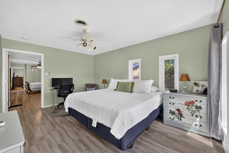 Relax & Entertain in Our Private & Central Oasis Villa in Pharr