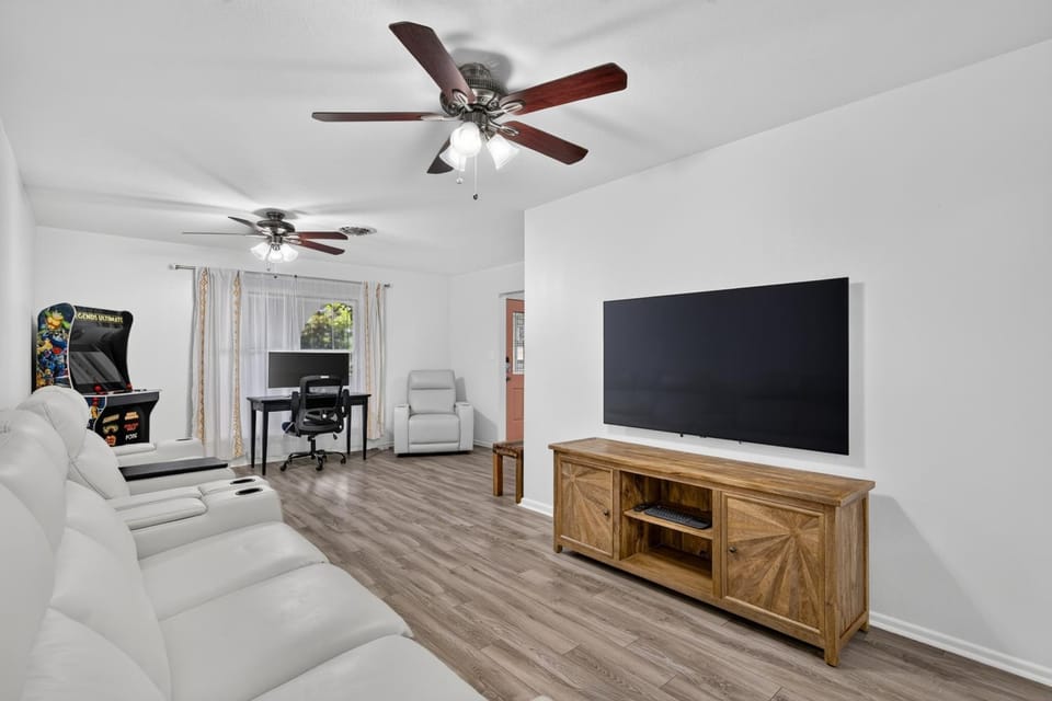 Relax & Entertain in Our Private & Central Oasis Villa in Pharr
