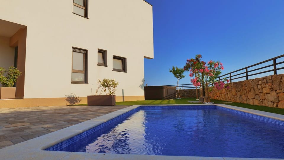 Property building, Day, Garden, Pool view, Swimming pool