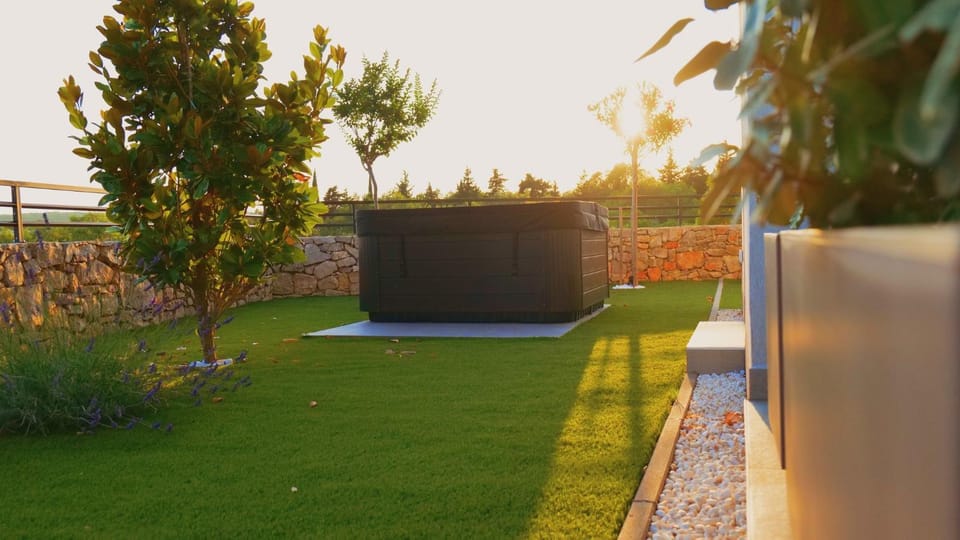 Garden, Hot Tub