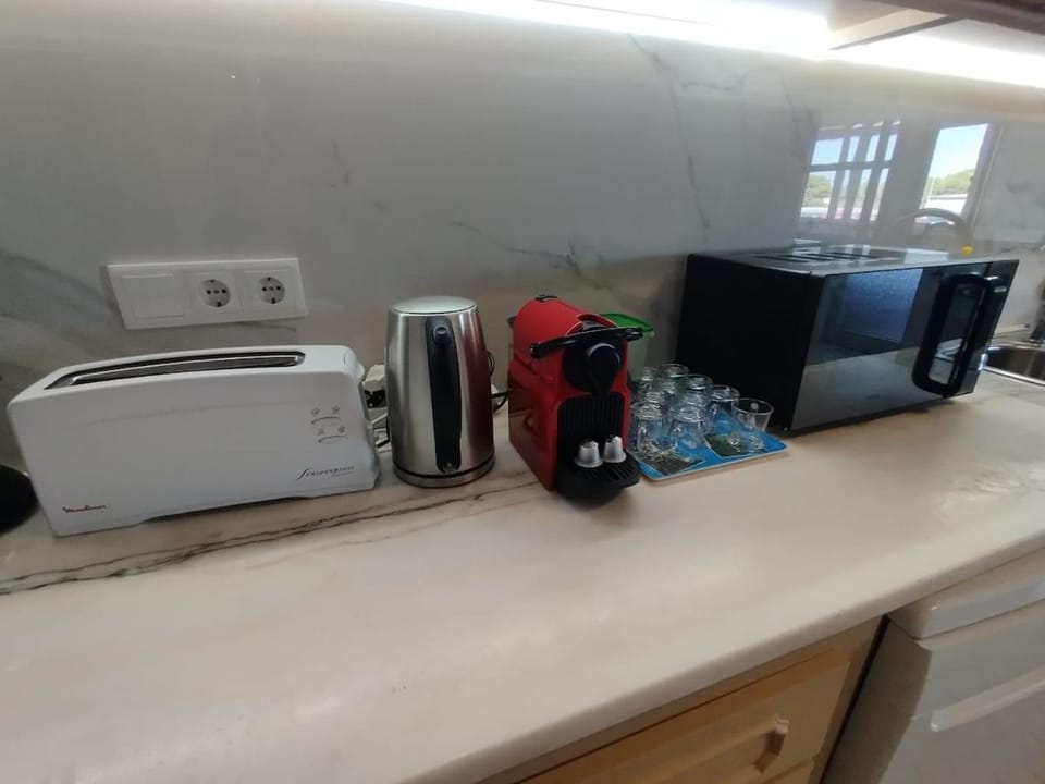 Coffee/tea facilities, microwave
