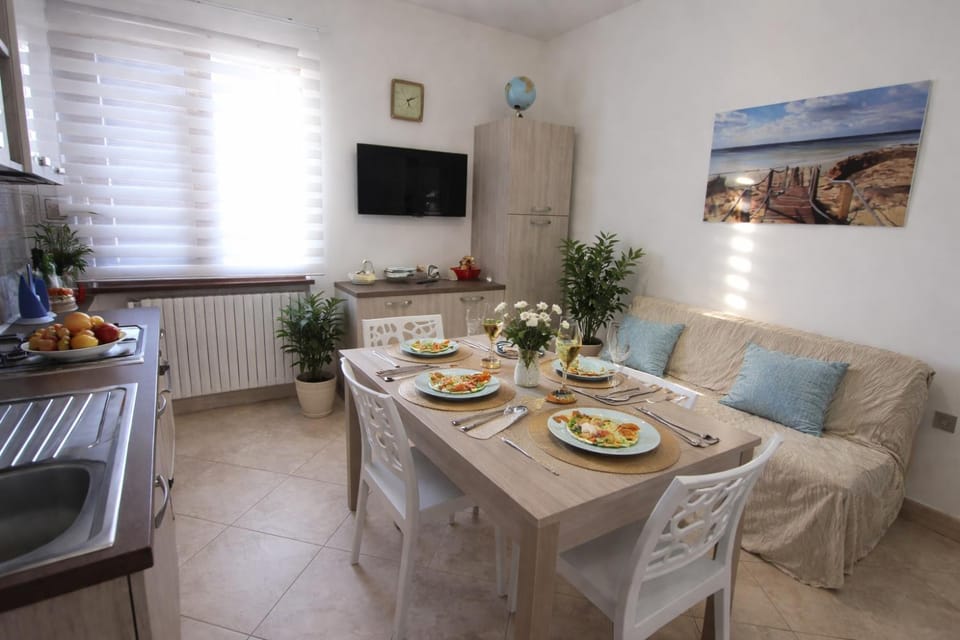 Kitchen or kitchenette, Living room, Dining area