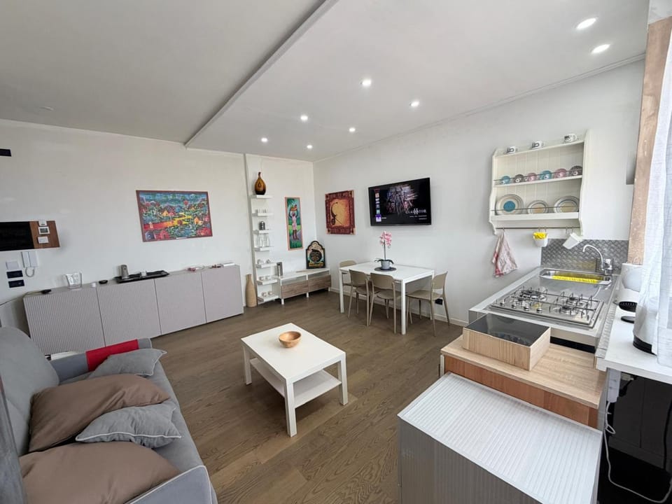suggestivo attico vista mare monti con parcheggio Apartment in Viareggio