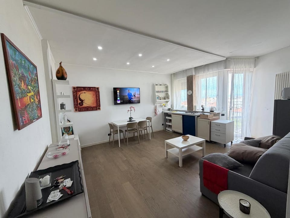suggestivo attico vista mare monti con parcheggio Apartment in Viareggio