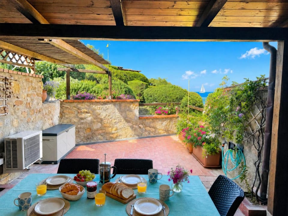 Property building, Balcony/Terrace, Dining area, Sea view