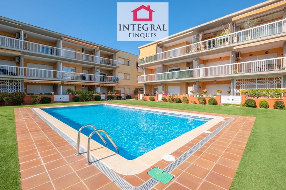 Property building, Spring, Off site, Summer, Photo of the whole room, Swimming pool