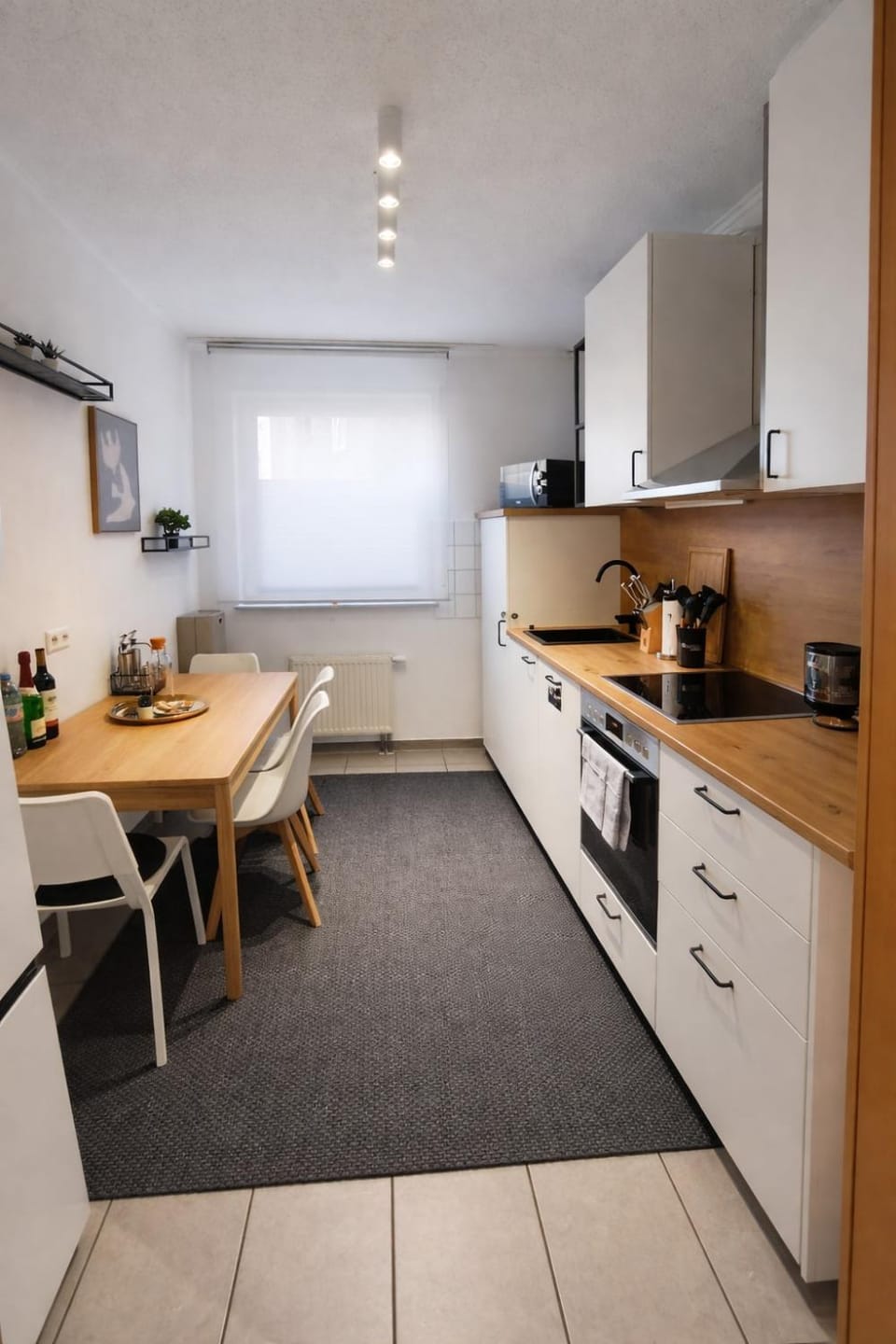 Coffee/tea facilities, Kitchen or kitchenette, Dining area, dishwasher, oven, stove