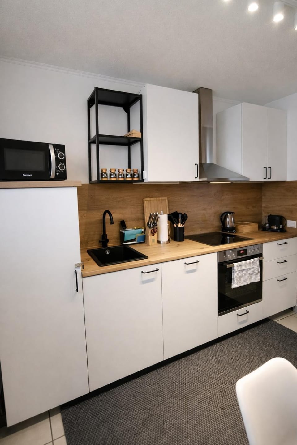 Coffee/tea facilities, Kitchen or kitchenette, dishwasher, microwave, oven, stove, toaster