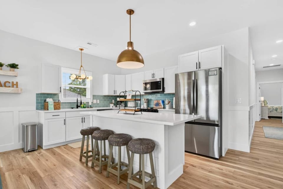 New Lux House Walk to Beach Private Suite! House in Oak Island