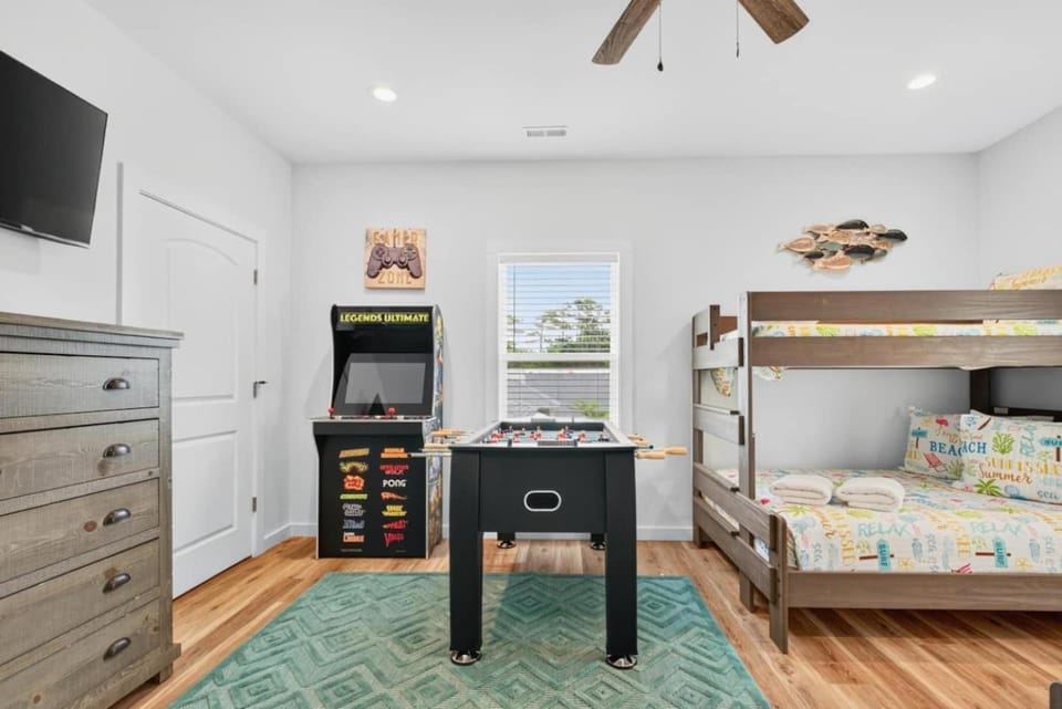 New Lux House Walk to Beach Private Suite! House in Oak Island