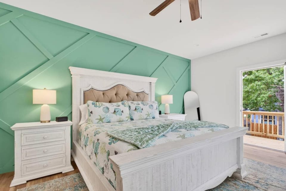 Lux Retreat Walk to Beach, Swim Spa Coming Soon! House in Oak Island