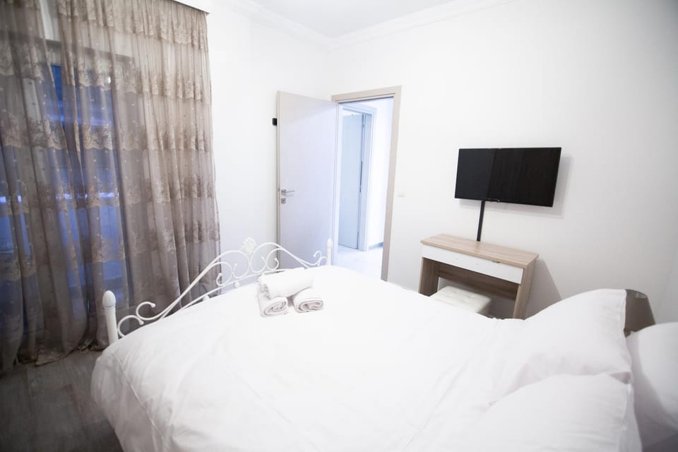 Bed, TV and multimedia, Photo of the whole room, Bedroom, towels