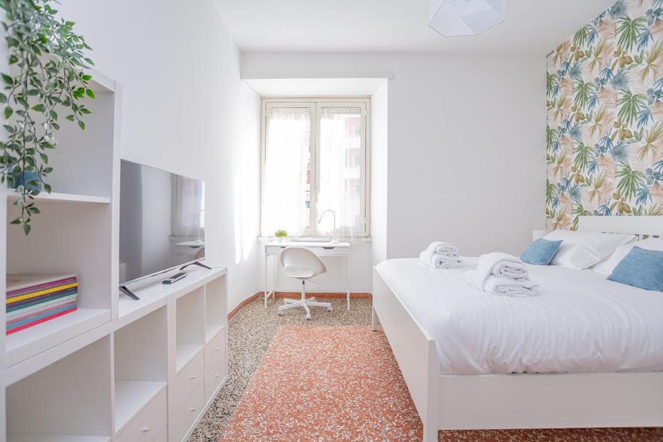 Bed, TV and multimedia, Photo of the whole room, Bedroom, towels