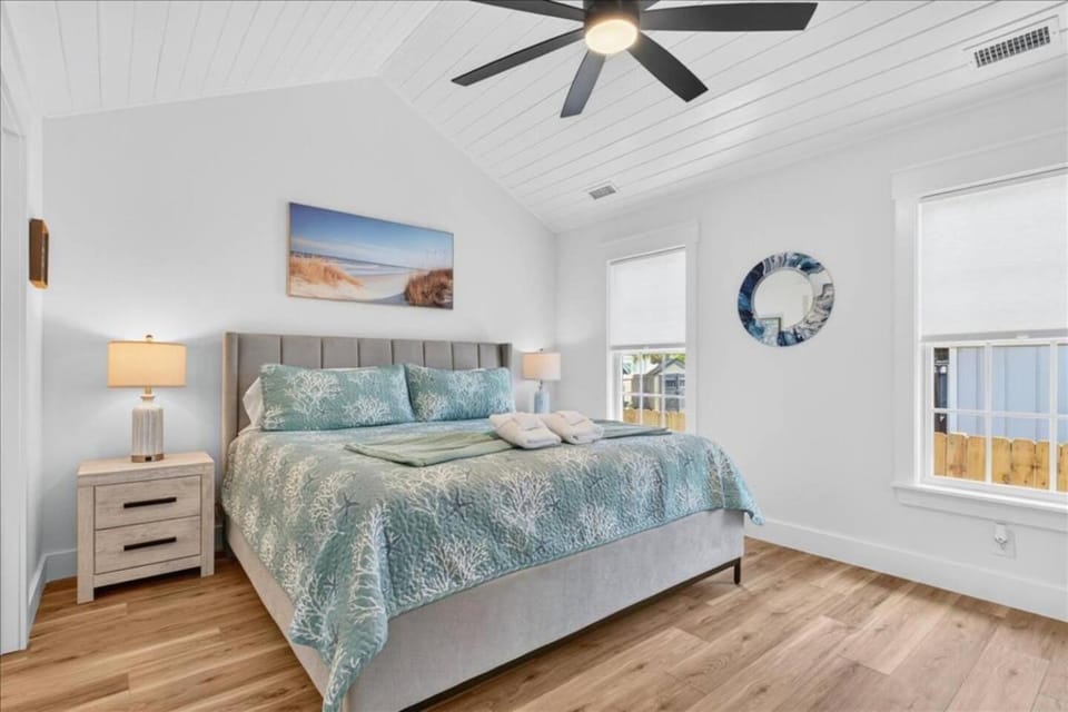 Oak Island Lux Cottage Fenced Yard & Heated Pool House in Saint James