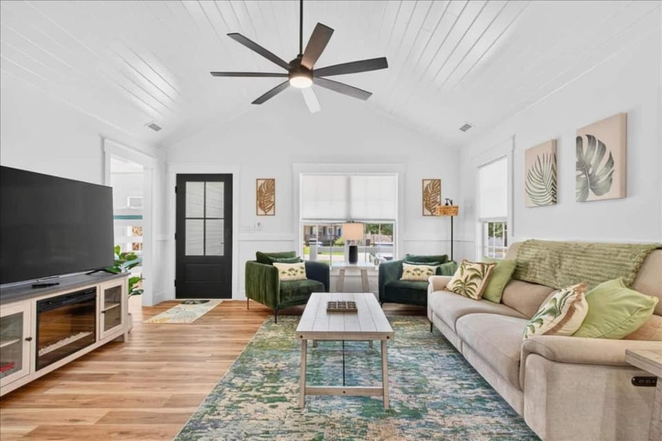 Oak Island Lux Cottage Fenced Yard & Heated Pool House in Saint James