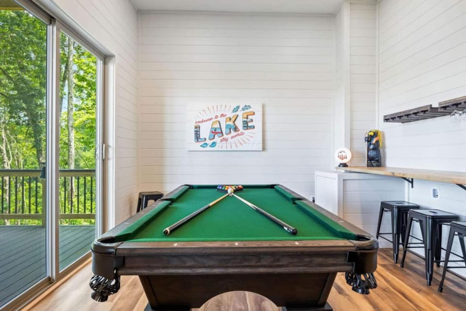 Lux Cabin Lake Views, EV Charger, Game Room! Cabin in Douglas Lake